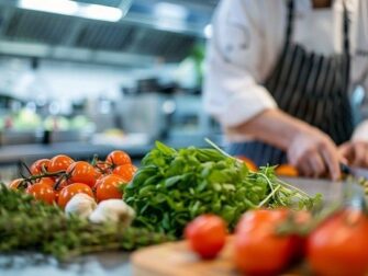 Koch bereitet frische Zutaten in einer professionellen Küche vor